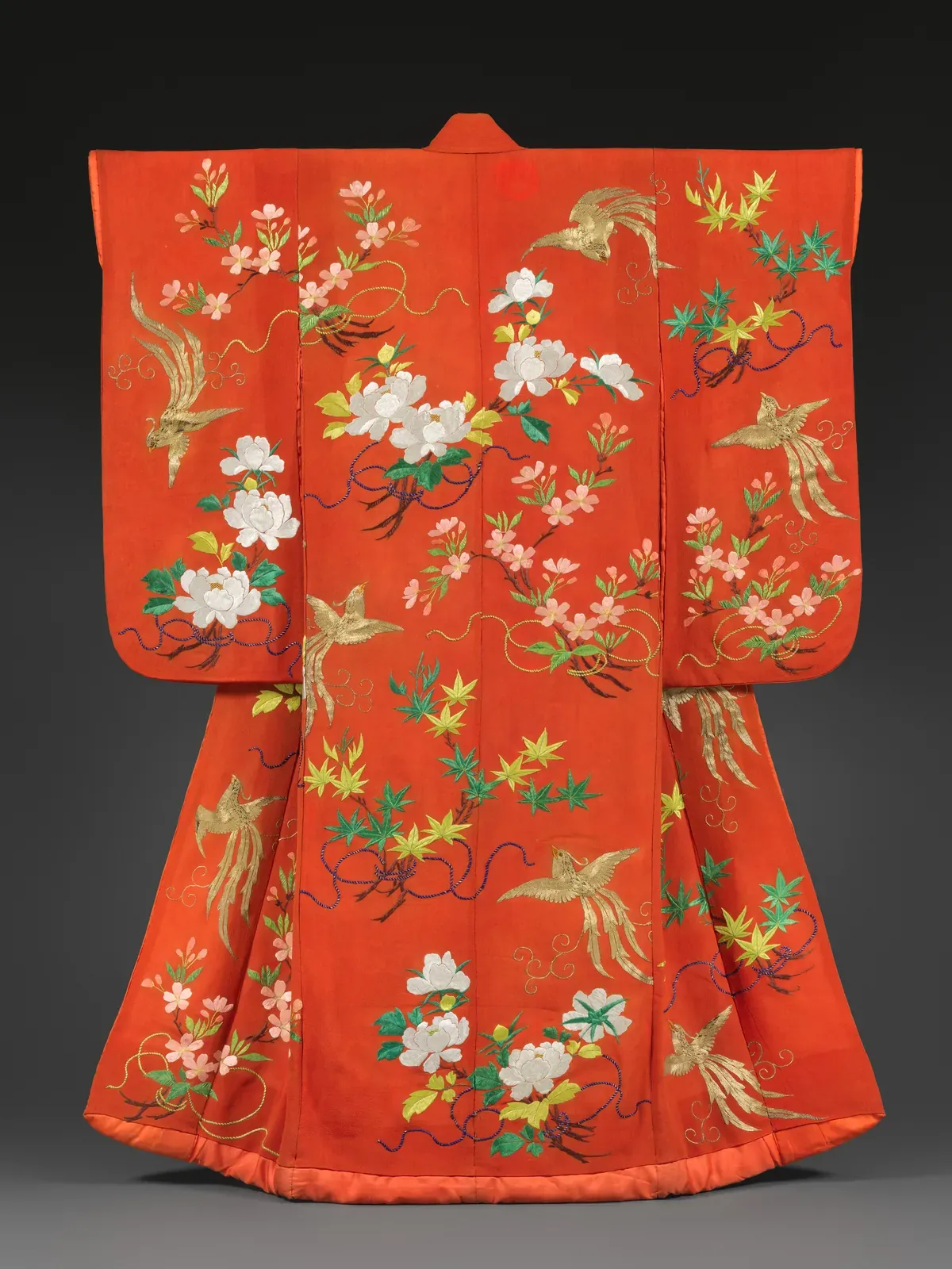 Roter Furisode-Kimono mit langen, schwingenden Ärmeln, bestickt mit Phönixen, Kirschblüten, Pfingstrosen und Ahornblättern